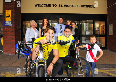 Il campione olimpico e presentatore televisivo James Cracknell, a sinistra, con la raccolta fondi Jon Furniss, seconda a sinistra, fuori St. Michaels Hospital, Bristol dove si incontrano con gli amici. Jon è in bicicletta da John o'Groats a Lands fine tra il 9 e 15 aprile per raccogliere fondi per la ricerca pionieristica del cervello del bambino e il raffreddamento del corpo che viene eseguita dalla ricerca medica dei bambini Charity Sparks. James si unì a lui oggi in una parte del suo tratto di viaggio da Tewekesbury a Bristol. Nella foto sono raffigurati i Templari (Rio, cinque anni, Daryl, Olivia, 22 mesi e Nichola) di Southmead, Bristol, che sono stati Foto Stock