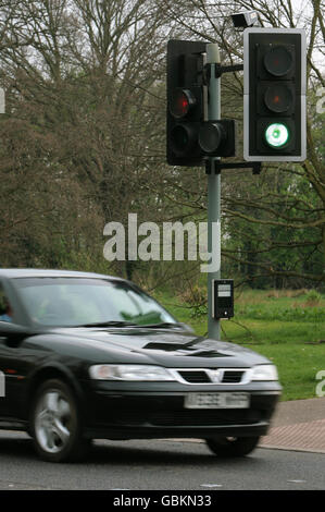 Vista generale di una serie di semafori su verde. Gli automobilisti potrebbero affrontare meno luci rosse a seguito di un cambio di direzione da parte del governo. Foto Stock