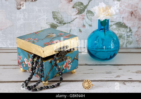 Hnadmade gingillo box e mini cassettiera su un shabby chic di sfondo Foto  stock - Alamy