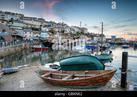 Tramonto a Brixham porto storico di un porto di pesca in Torbay quartiere sulla costa sud del Devon Foto Stock