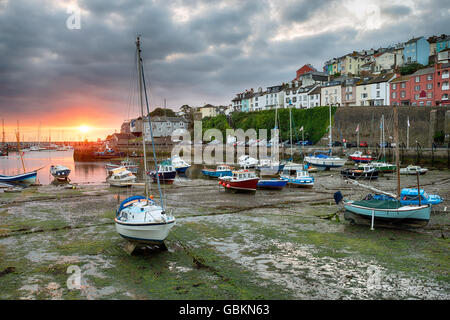 Alba sulle barche nel porto a Brixham sulla costa sud del Devon Foto Stock