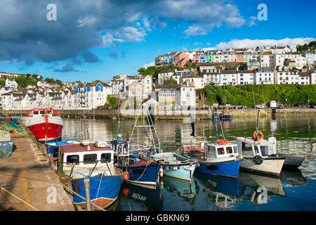 Barche da pesca in porto a Brixham sulla costa sud di Devon nel distretto di Torbay Foto Stock