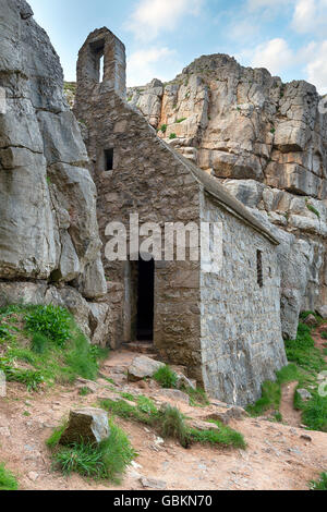 St Govan la cappella, un antico eremita cell integrato in scogliere sulla Il Pembrokeshire Coast in Galles Foto Stock