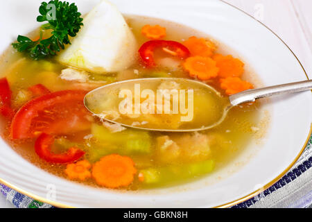 Zuppa di pesce con trote e verdure Foto Stock