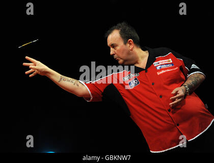 Freccette - Whyte & Mackay Premier League - National Ice Center - Nottingham. Phil 'The Power' Taylor in azione. Foto Stock