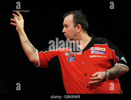 Freccette - Whyte & Mackay Premier League - National Ice Center - Nottingham. Phil 'The Power' Taylor in azione. Foto Stock