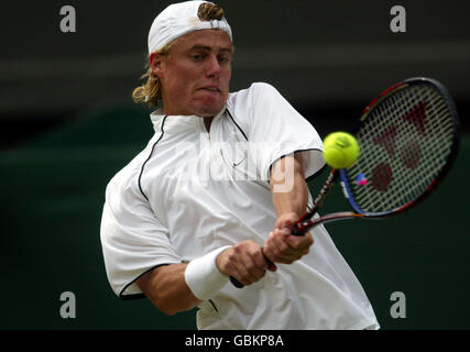 Tennis - Wimbledon 2004 - quarto turno - Lleyton Hewitt / Carlos Moya. Lleyton hewitt in azione contro Carlos Moya Foto Stock