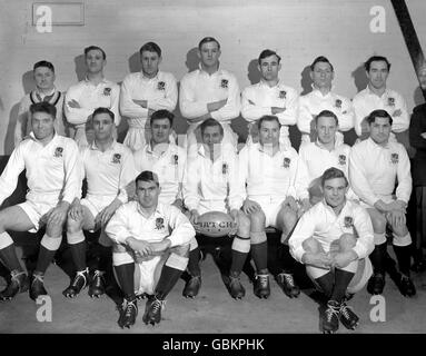 Il team inglese: Back row, da sinistra a destra; A.I Dickie (arbitro), Peter Thompson, muscoli Currie, David Marques, Peter Robbins, Ron Jacobs, Vic Roberts. Seduto, da sinistra a destra; Ned Ashcroft, Peter Jackson, Jeff Butterfield, Eric Evans, Sandy Sanders, Dennis Fenwick Allison, Lewis Cannell. A terra, da sinistra a destra; Martin Regan e John Williams. Foto Stock