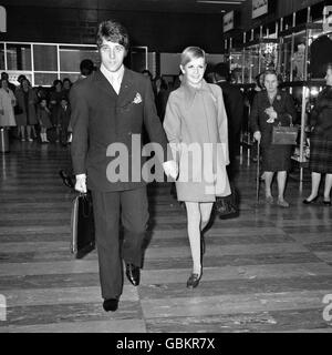 Model Twiggy, con il suo manager Justin de Villeneuve, all'aeroporto di Heathrow dopo aver visitato l'America per promuovere le vendite per la sua azienda di produzione di abbigliamento. Foto Stock