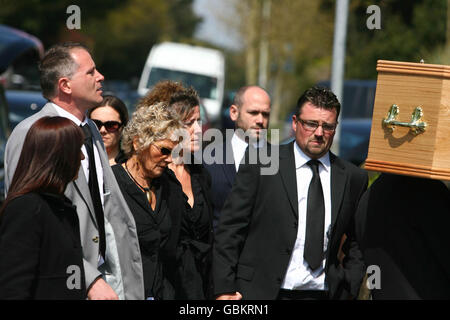 Linda Robertson (quarta a sinistra), cammina dietro la bara contenente suo marito Malcolm, uno yachtman che è stato ucciso dai pirati al largo della costa della Thailandia, durante i funerali alla chiesa di San Giovanni a San Leonards, Sussex orientale. Foto Stock