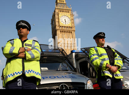 Gli ufficiali della polizia metropolitana con furgoni di polizia si trovano davanti al Big ben, mentre monitorano una manifestazione in Parliament Square, Westminster, Londra, chiedendo un cessate il fuoco in Sri Lanka. PREMERE ASSOCIAZIONE foto. Data immagine: Lunedì 20 aprile 2009. Il credito fotografico dovrebbe essere: Dominic Lipinski/PA Wire Foto Stock