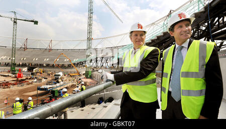 Londra 2012 il presidente del comitato organizzatore Lord Coe (a destra) è presente con Denis Oswald, presidente della commissione di coordinamento del CIO, durante un tour dei membri del CIO dello stadio olimpico di Londra 2012 nella zona est di Londra. Foto Stock