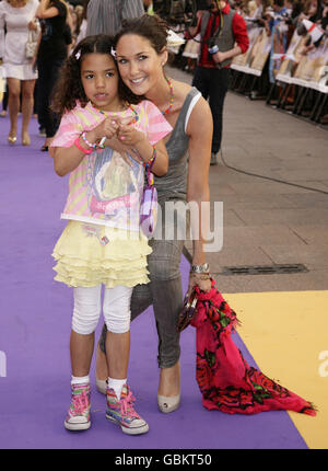 Claire Merry con sua figlia maisy Belle al Gran Bretagna Film Premiere di 'Hannah Montana' all'Odeon West End, Londra. Foto Stock