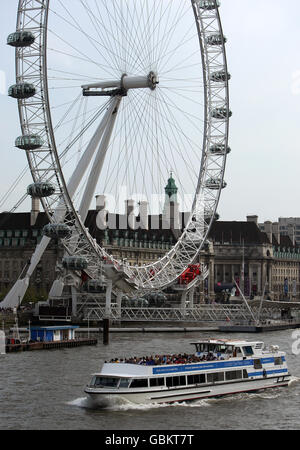 Boat Stock - Londra. Una barca turistica, gestita dalla London Eye River Cruise, naviga oltre il London Eye sul Tamigi Foto Stock