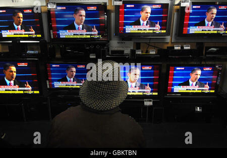 Immagine di archivio, datata 20/01/2009. Un uomo guarda l'inaugurazione presidenziale di Barack Obama in un negozio di elettricità sulla Tottenham Court Road di Londra. Foto Stock