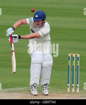 Joe Sayers dello Yorkshire è catturato da Liam Plunkett di Durham (fuori dalla foto) durante la partita del Liverpool Victoria County Championship a Chester le Street, Durham. Foto Stock