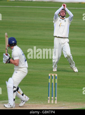 Joe Sayers dello Yorkshire viene catturato da Liam Plunkett (a destra) durante la partita del Liverpool Victoria County Championship a Chester le Street, Durham. Foto Stock