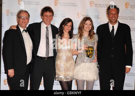 Il cast e l'equipaggio di Skins raccolgono il Philips Audience Award al British Academy Television Awards presso la Royal Festival Hall nel centro di Londra. Foto Stock