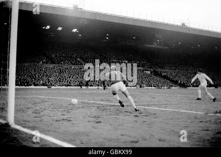 Il portiere di Leeds United Gary Sprake (l) si sguazza attraverso la sua bocca di porta, impotente per impedire che la palla entri nella rete per il gol vincente, segnato da George Connelly di Celtic (fuori dalla foto) Foto Stock