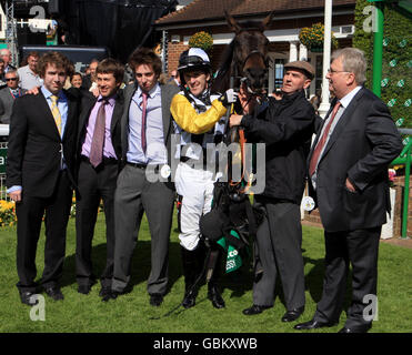 Jockey Tony McCoy (al centro) celebra la vittoria della Gold Cup bet365 Insegui Hennessy con l'allenatore Carl Llewellyn (seconda a sinistra) Foto Stock