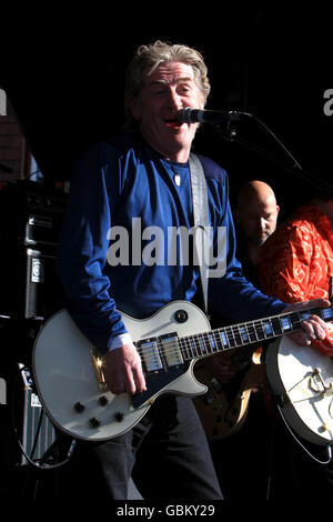 Corse ippiche - bet365 Gold Cup Meeting - giorno due - Sandown Park. Davy Carton, cantante dei medici della sega, si esibisce sul palco al Sandown Park Foto Stock