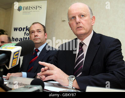 Il Ministro della Sanità Michael McGimpsey (destra) e il Dott. Michael McBride (sinistra) parlano ad un briefing della stampa presso l'edificio del Castello, Stormont. Quattro persone nella Repubblica d'Irlanda sottoposte a test per il virus mortale dell'influenza suina hanno ricevuto i capi sanitari chiari e confermati questa sera. Foto Stock