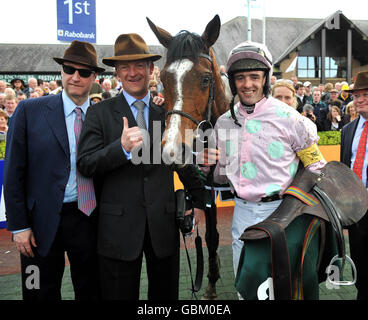 Jockey Ruby Walsh (a destra) con il Trainer Willie Mullins (al centro) dopo aver vinto il Land Rover Champion Huddle su Mikael D'Haguenet durante il Punchestown Racing Festival all'ippodromo di Punchestown, Irlanda. Foto Stock