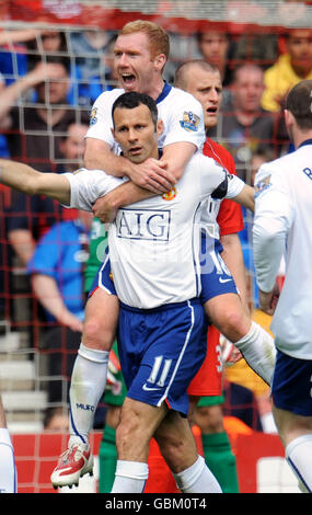 Ryan Giggs festeggia il gol di apertura con il compagno di squadra Paul Scholes durante la partita della Barclays Premier League al Riverside Stadium di Middlesbrough. Foto Stock