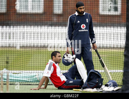 Monty Panesar (a destra) e Ravi Bopara in Inghilterra durante una sessione di pratica al Lord's Cricket Ground, Londra. Foto Stock