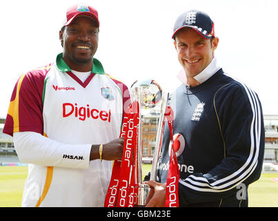 West Indies Captian Chris Gayle (a sinistra) e il capitano inglese Andrew Strauss con il Trofeo Npower dopo una sessione di prove al Lord's Cricket Ground di Londra. Foto Stock