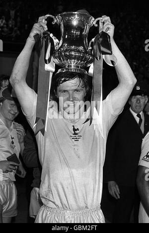 Calcio - fa Cup - Final Replay - Queens Park Rangers v Tottenham Hotspur. Tottenham Hotspur capitano Steve Perryman festeggia con la fa Cup Foto Stock