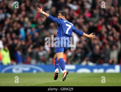 Calcio - UEFA Champions League - semifinale - seconda tappa - Arsenal / Manchester United - Emirates Stadium. Cristiano Ronaldo, il Manchester United, festeggia il secondo gol ai suoi lati Foto Stock