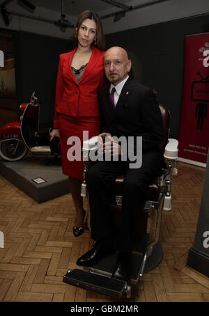 L'ambasciatore del Prince's Trust Sir ben Kingsley e sua moglie Daniela, presso The Stars for A cause Auction, hanno in anteprima a Bonhams, Londra, che vedrà all'asta oggetti di gioielleria disegnati da celebrità e altri oggetti di lusso il 28 maggio a Los Angeles. Foto Stock