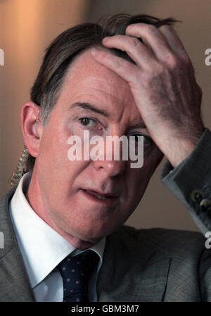 Il segretario alle imprese Lord Mandelson si prepara per le interviste stampa e per un briefing sulla strategia economica del governo e sulle questioni correlate presso l'Ufficio scozzese di Edimburgo. Foto Stock