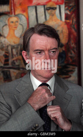 Il segretario alle imprese Lord Mandelson si prepara per le interviste stampa e per un briefing sulla strategia economica del governo e sulle questioni correlate presso l'Ufficio scozzese di Edimburgo. Foto Stock