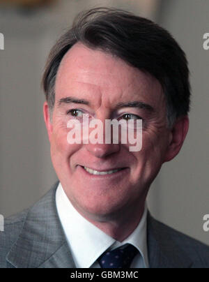 Il segretario alle imprese Lord Mandelson si prepara per le interviste stampa e per un briefing sulla strategia economica del governo e sulle questioni correlate presso l'Ufficio scozzese di Edimburgo. Foto Stock