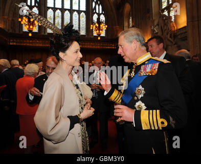 Il Principe del Galles parla con l'attrice Kristin Scott Thomas alla reception di Guildhall dopo un servizio alla Cattedrale di St Paul per celebrare il Centenario dell'aviazione navale. La sig.na Scott Thomas, che ha perso suo padre, un pilota del braccio dell'aria della flotta in un Vixen del mare in 1966 e più successivamente il suo padre di passo, anche un pilota del braccio dell'aria della flotta in un Phantom in 1971, ha parlato al servizio. Foto Stock