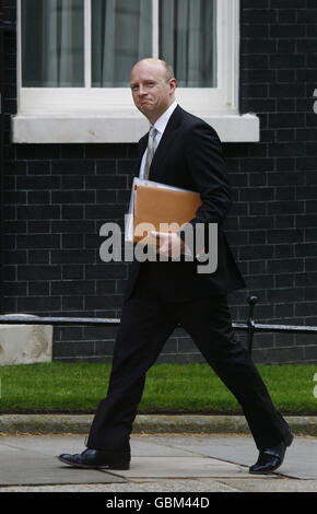 Il Ministro dell'Ufficio del Gabinetto Liam Byrne arriva al 10 di Downing Street nel centro di Londra. Foto Stock