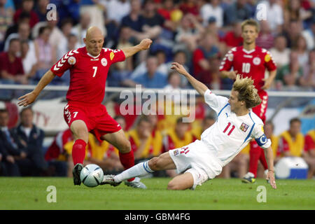 Calcio - Campionato europeo UEFA 2004 - quarti di finale - Repubblica Ceca / Danimarca. Pavel Nedved della Repubblica Ceca è un'appiccicatrice di Thomas Gravesen della Danimarca Foto Stock