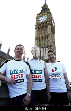 Da sinistra a destra, Chris Bryant, deputato laburista per Rhondda, Howard Stoate, deputato laburista per Dartford e deputato conservatore Edward Timpson per Crewe e Nantwich posano per scattare foto sul ponte di Westminster durante una fotocellula prima di prendere parte alla maratona di Londra. Foto Stock