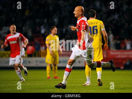 Calcio - Coca-Cola Football League Championship - Charlton Athletic / Cardiff City - The Valley. Jonjo Shelvey di Charlton Athletic (a destra) celebra dopo aver segnato i suoi lati primo gol Foto Stock