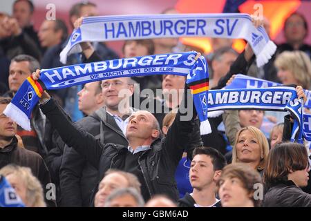 Calcio - Coppa UEFA - quarto finale - prima tappa - Amburgo SV v Manchester City - HSH Nordbank Arena. I fan di Amburgo negli stand mostrano il loro sostegno Foto Stock