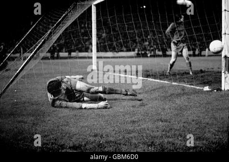 Calcio - Coppa delle Coppe europee - finale - Liverpool / Borussia Dortmund. Ron Yeats di Liverpool calcia la palla in frustrazione, mentre si trova nella parte posteriore della rete dopo Borussia Dortmund ha segnato il loro obiettivo vincente Foto Stock