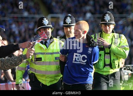 Calcio - Campionato di calcio Coca-Cola - Birmingham City v Preston North End - St Andrews' Stadium. Un fan è scortato dalla polizia dallo stadio Foto Stock