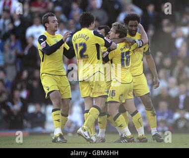 Preston North End's Paul McKenna (seconda a destra) si congratula con i suoi compagni di squadra dopo aver segnato l'equalizzatore Foto Stock