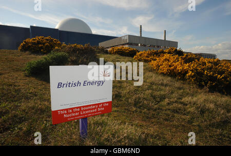 Una visione generale della centrale nucleare di Sizewell B, Sizewell, Suffolk, in quanto i manifestanti hanno lanciato una "campagna organizzata" contro l'energia nucleare in occasione del ventesimo anniversario del disastro di Chernobyl. Foto Stock