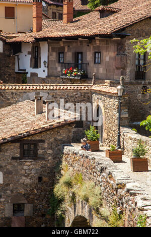 Il ponte medievale di San Cayetano oltre il Fiume Deva nella città di Potes nel Parco Nazionale Picos de Europa Spagna settentrionale Foto Stock