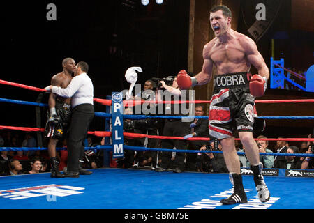 Boxing - WBC Super-middleweight Title Bout - Carl Froch / Jermain Taylor - Foxwoods Resort. Carl Froch festeggia la battuta di Jermain Taylor durante il bout del titolo WBC Super-Middleweight al Foxwoods Resort di Mashantucket, USA. Foto Stock