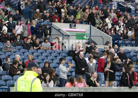 La folla durante le finali nazionali Boys Under 18 al Murrayfield Stadium di Edimburgo. Foto Stock