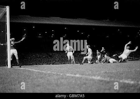 Ian Bowyer di Manchester City (terza l) segna il primo goal della sua squadra mentre il compagno di squadra Francis Lee (r) cerca di vincere una penalità, guardato da Ian Ure (l), Tony Dunne (seconda l) e Alex Stepney (seconda r) del Manchester United Foto Stock